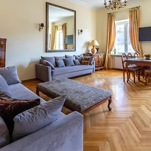 https://apartament-luster-i-obrazow.warsawhotelspoland.com